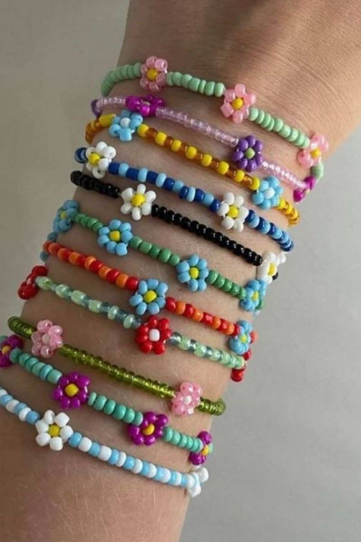 Pulseras de bolitas de colores.