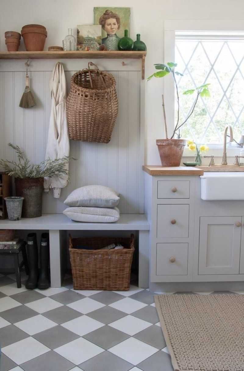 Cocina tradicional con complementos de fibras naturales.