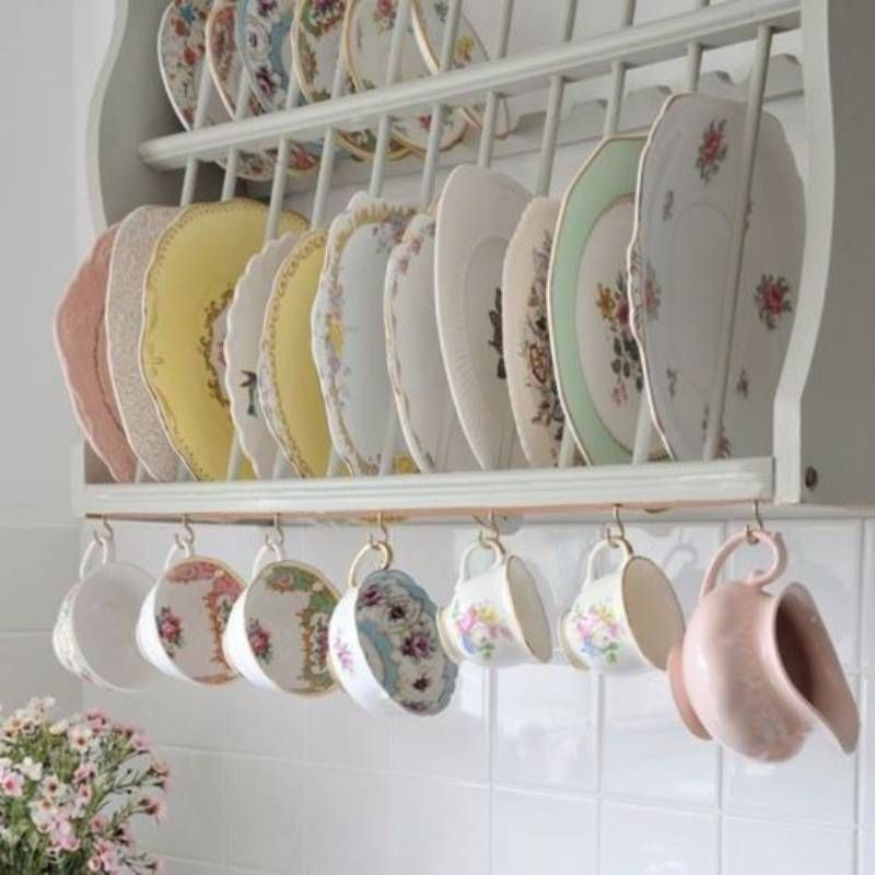 Estantería abierta con vajilla en colores claros de una cocina de estilo provenzal.