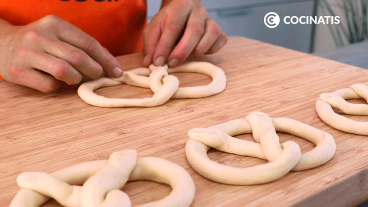 Pretzels o lazos de pan salados   paso 3