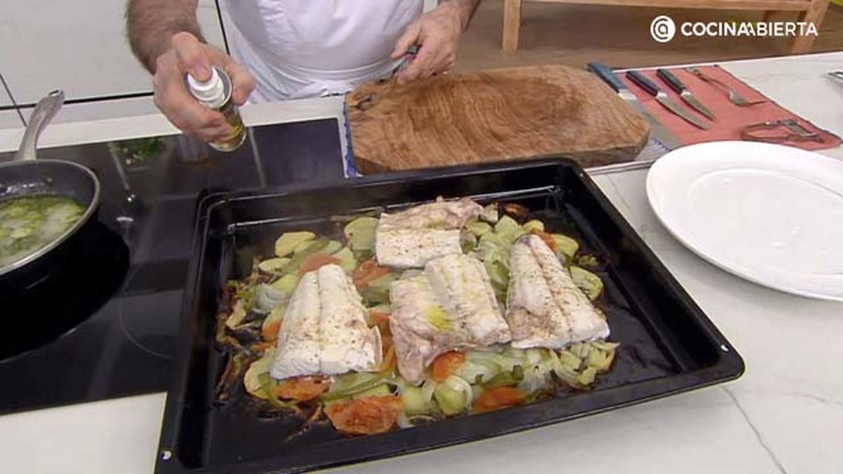 Karlos Arguiñano pulveriza un poco de vinagre sobre la lubina