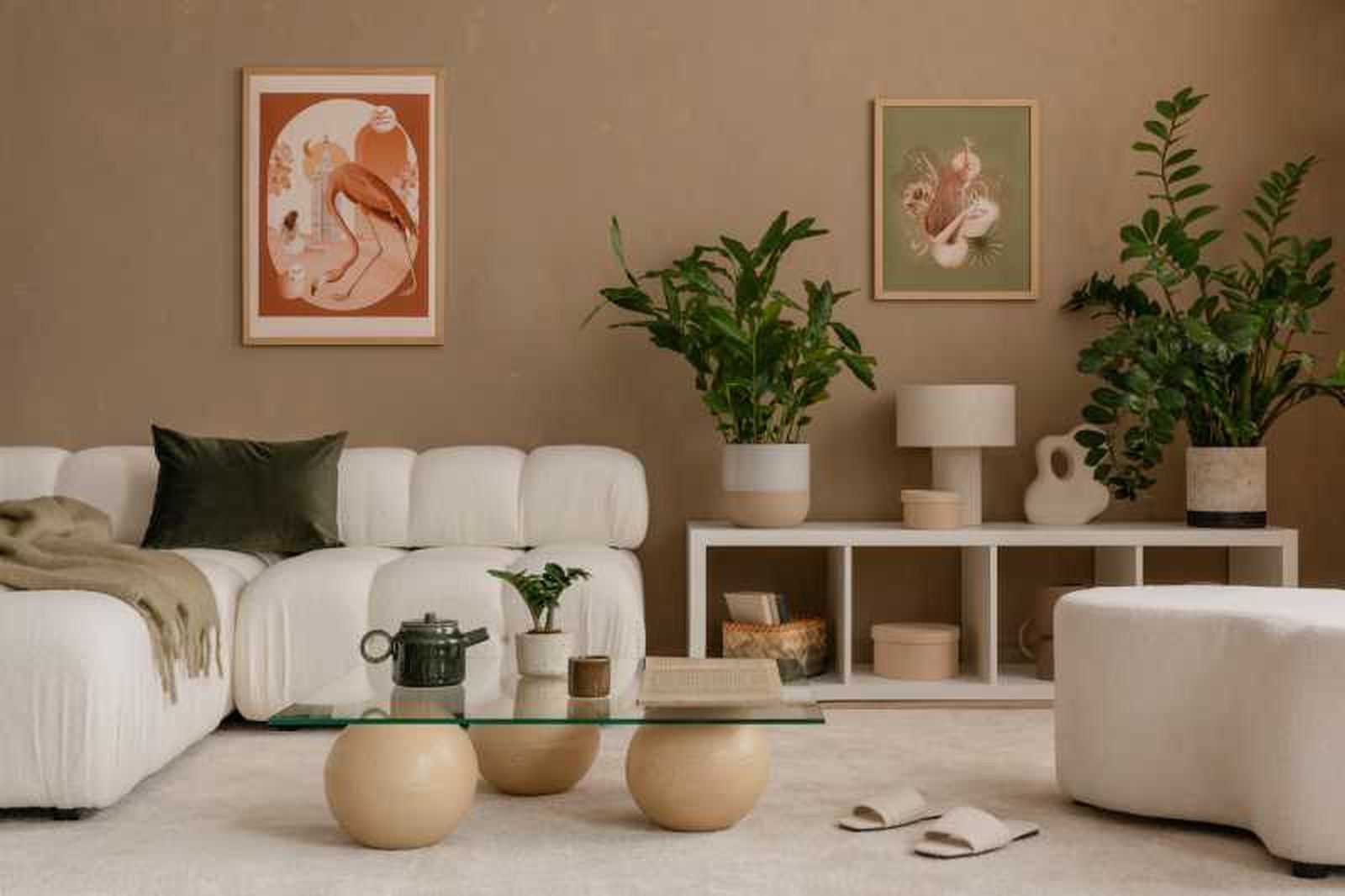 Salón acogedor y moderno con iluminación cálida.