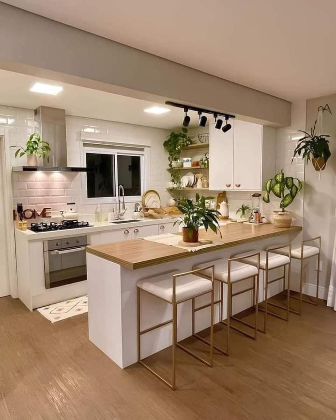 Cocina con península con complementos decorativos.