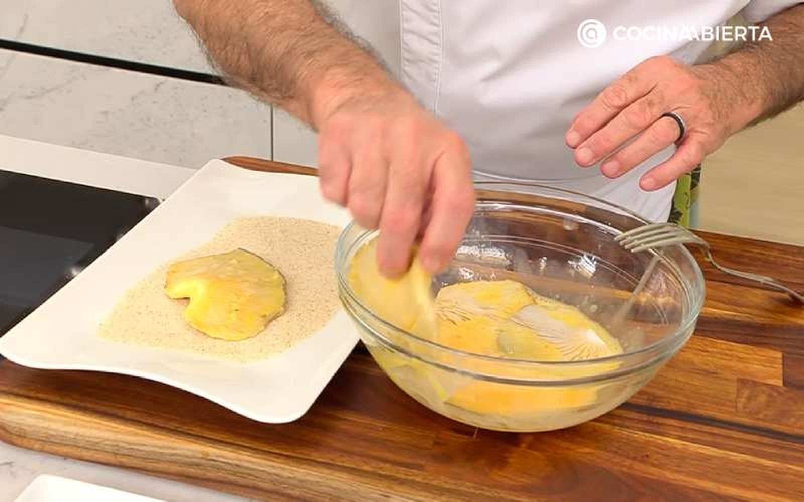 Pasa las setas con huevo batido y pan rallado
