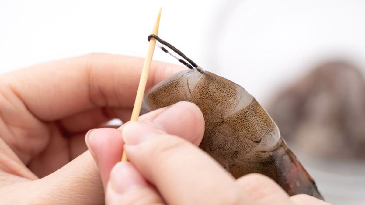 Retiramos con ayuda de un palillo el hilo negro del langostino sin pelar