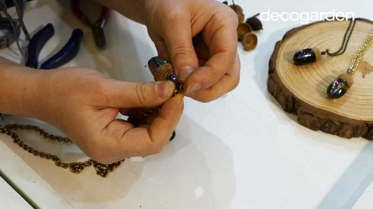 Quinto paso para hacer un collar de bellotas.