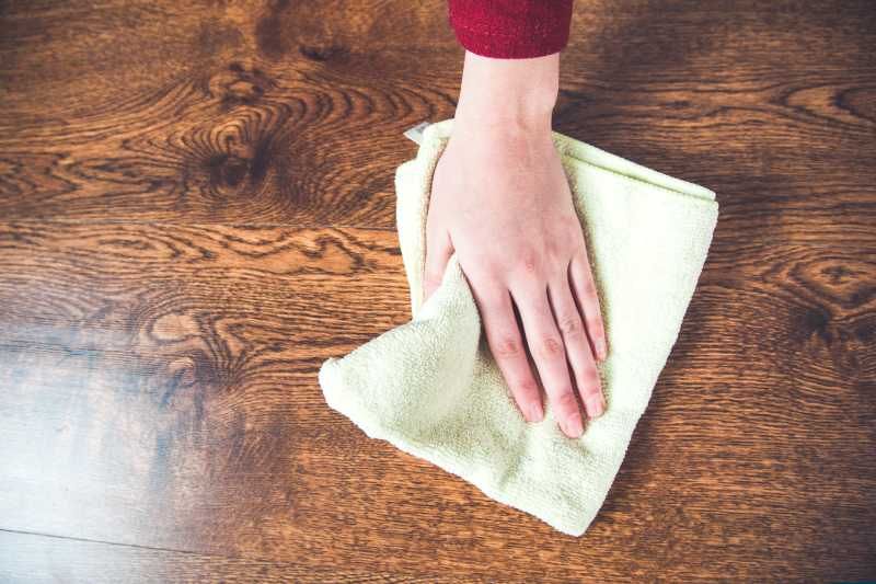 Nutre e hidrata tus muebles de madera tras la limpieza