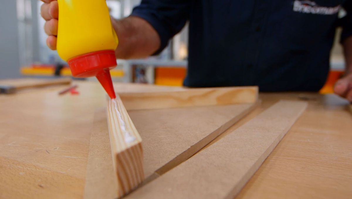 Cómo hacer una estantería esquinera paso 4