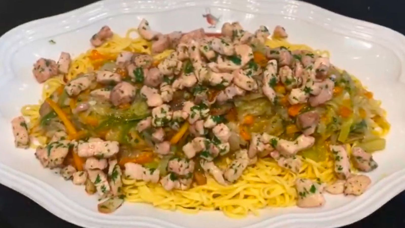 pasta fresca con verduras y pollo