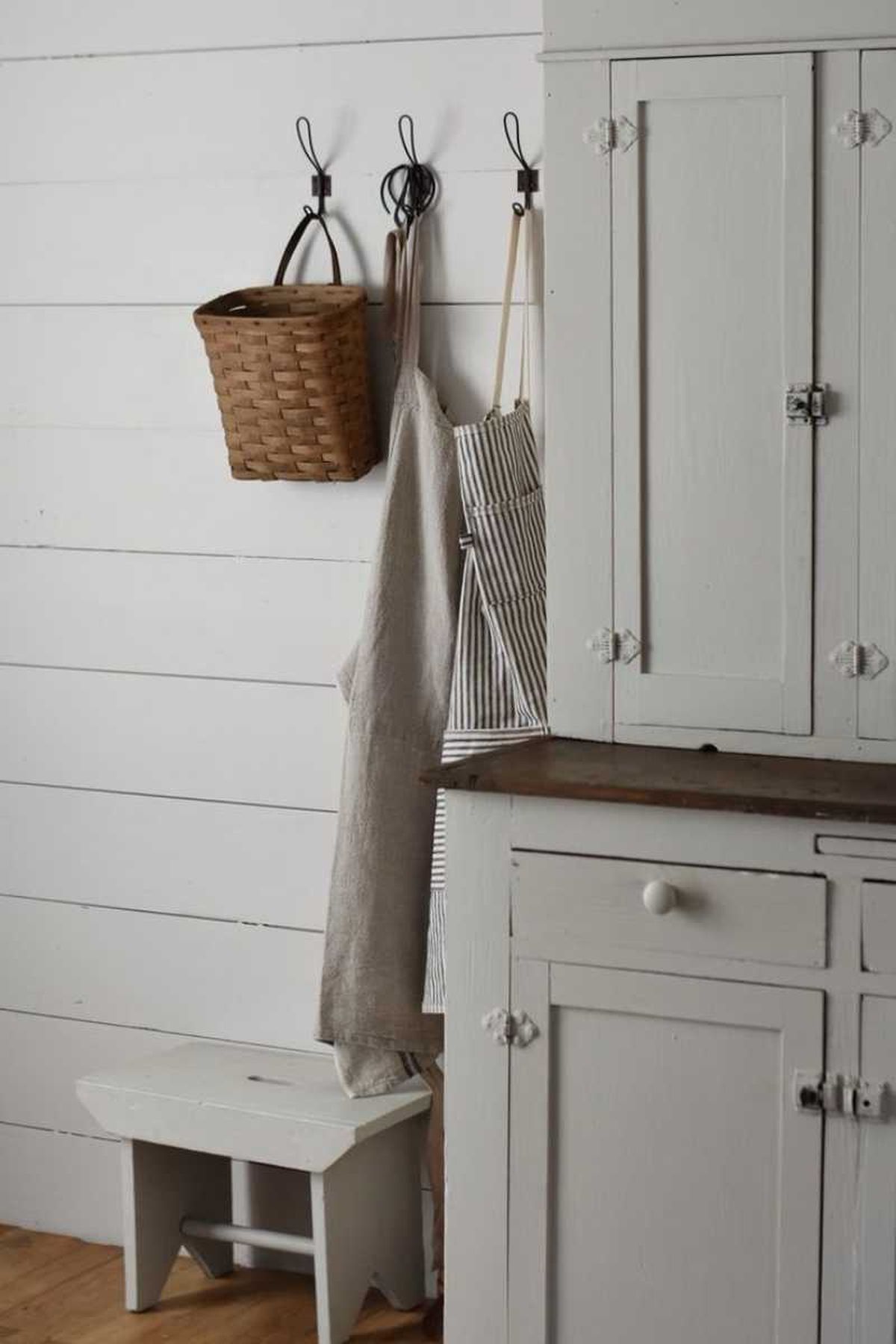 Rincón rústico de estilo shaker.