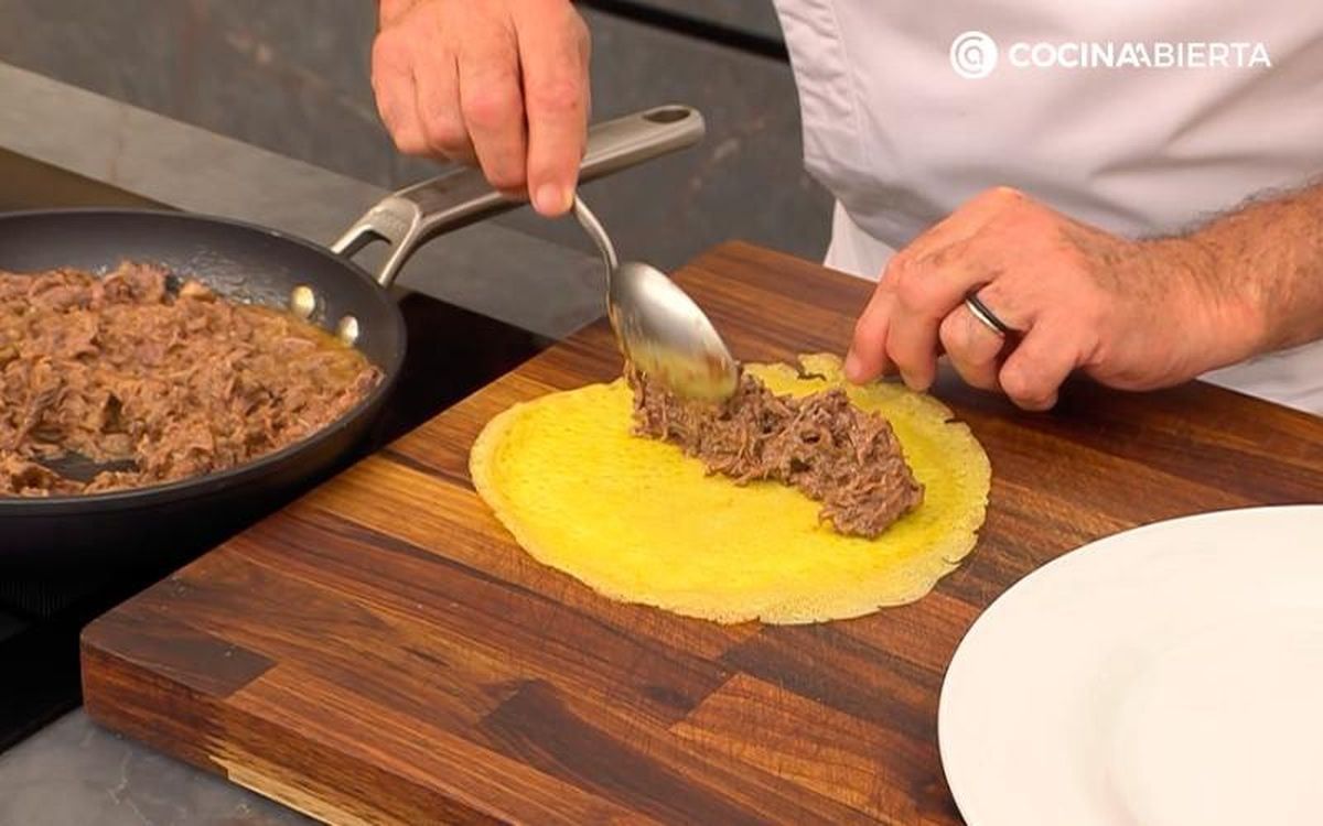 Rellena y enrolla los crepes