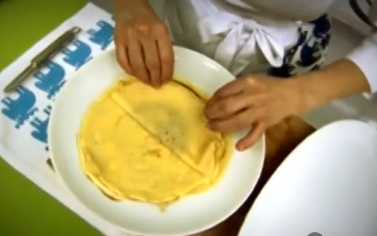 Dobla las crepes en forma de pañoleta