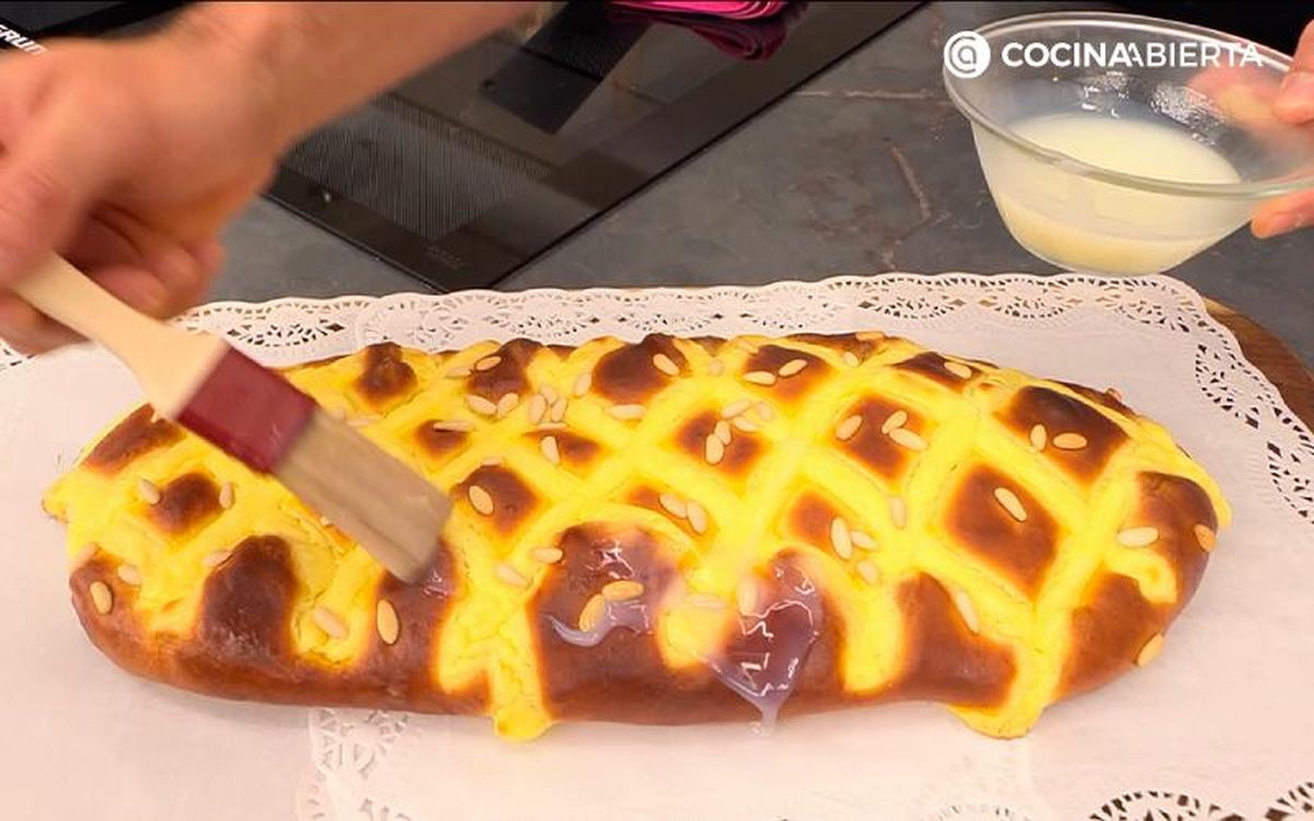 Unta las cocas calientes con una mezcla de leche y azúcar