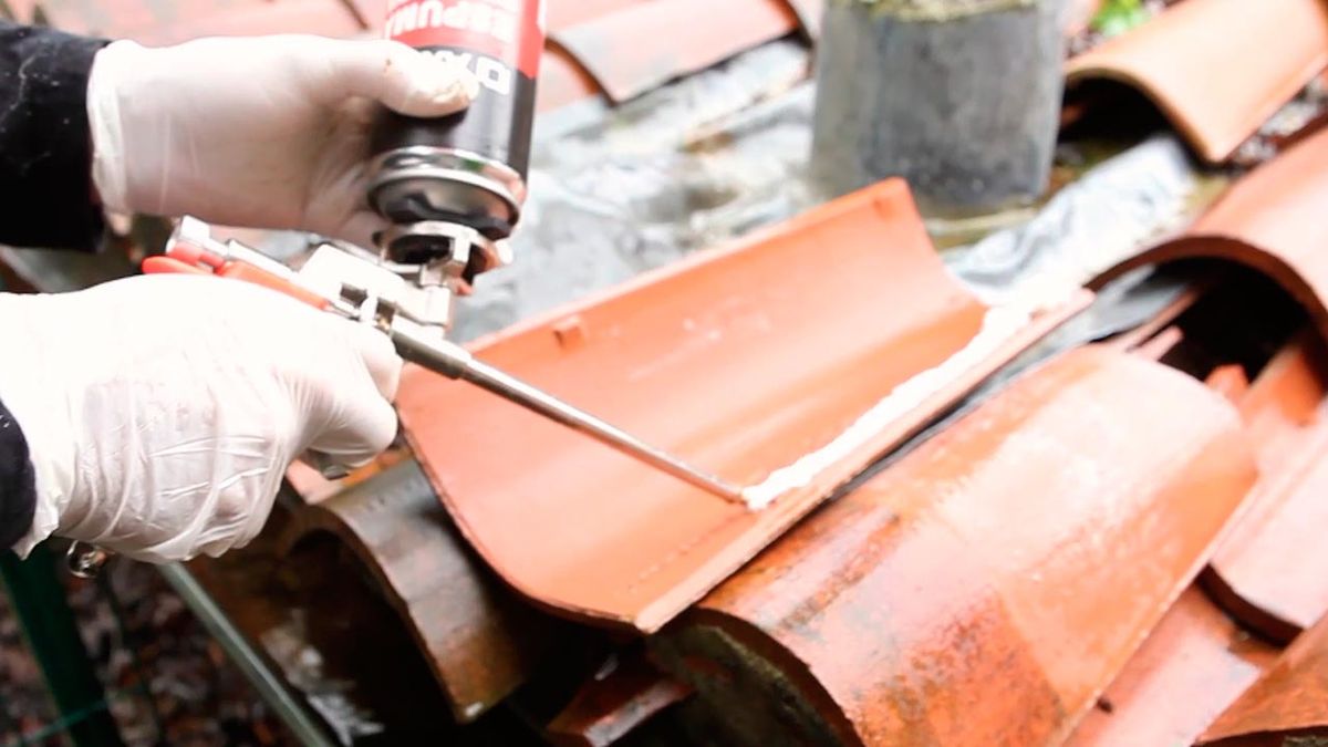 Como pegar una teja con espuma de poliuretano paso 3