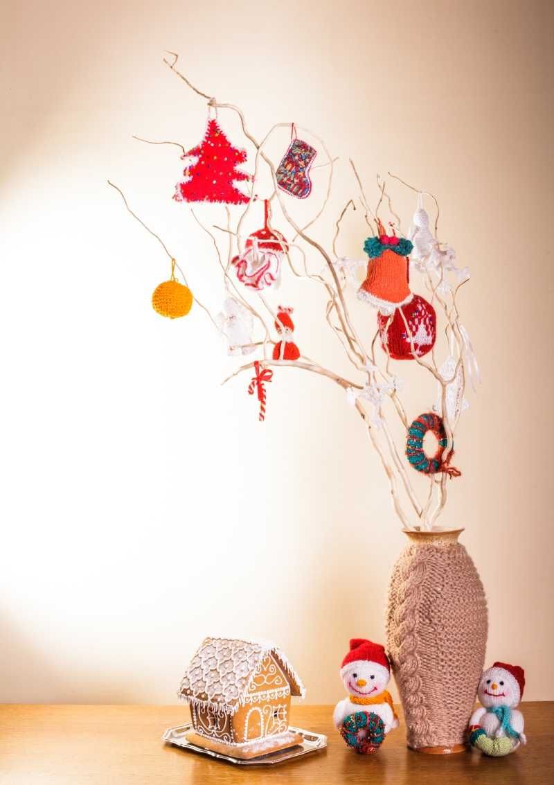 Árbol de Navidad con ramas con adornos tradicionales.