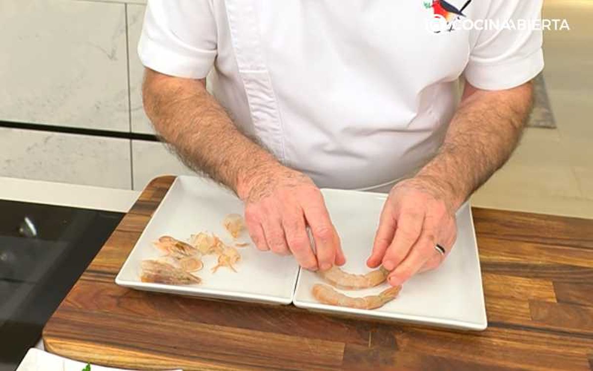 Limpia y pela los langostinos