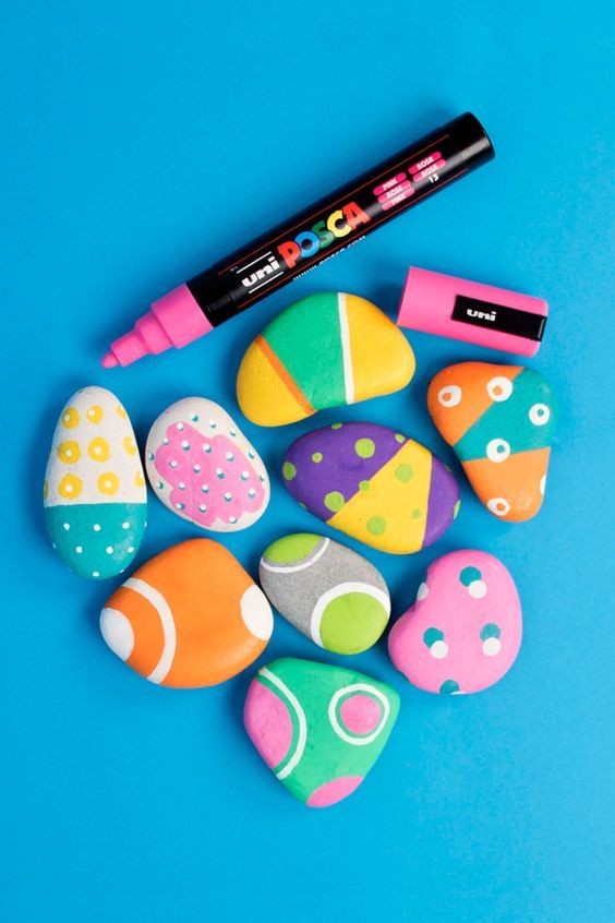 adornos con piedras posca