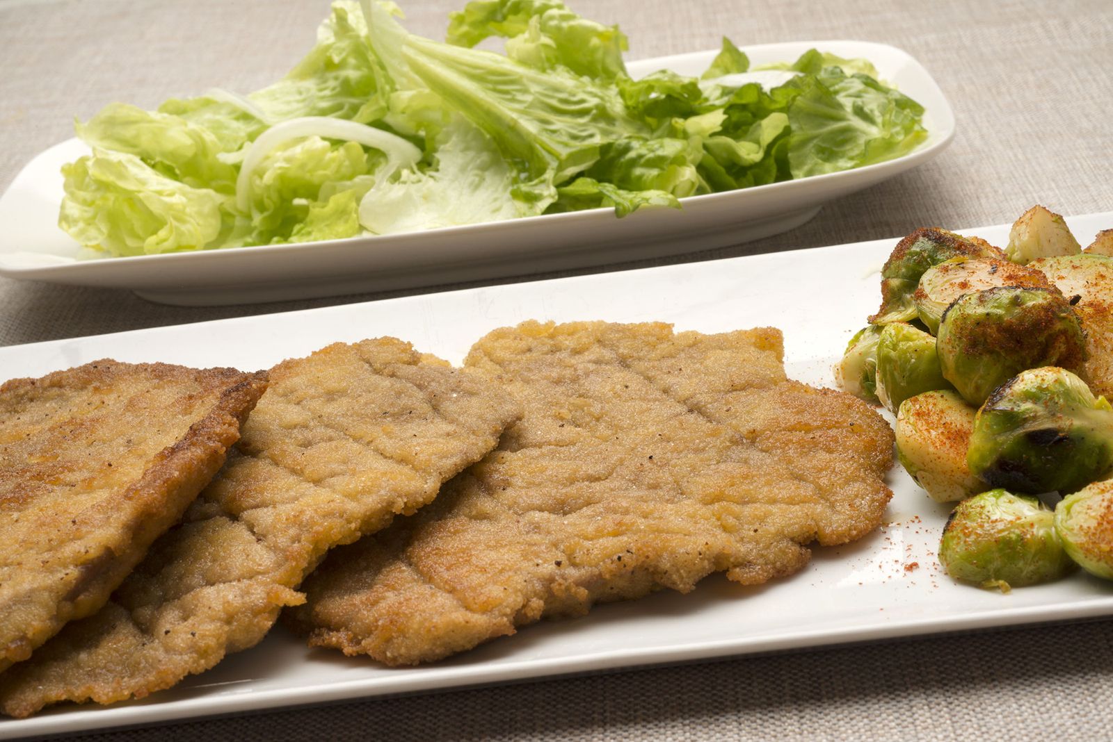 6130 1 Filetes de redondo con ensalada y coles de bruselas xl