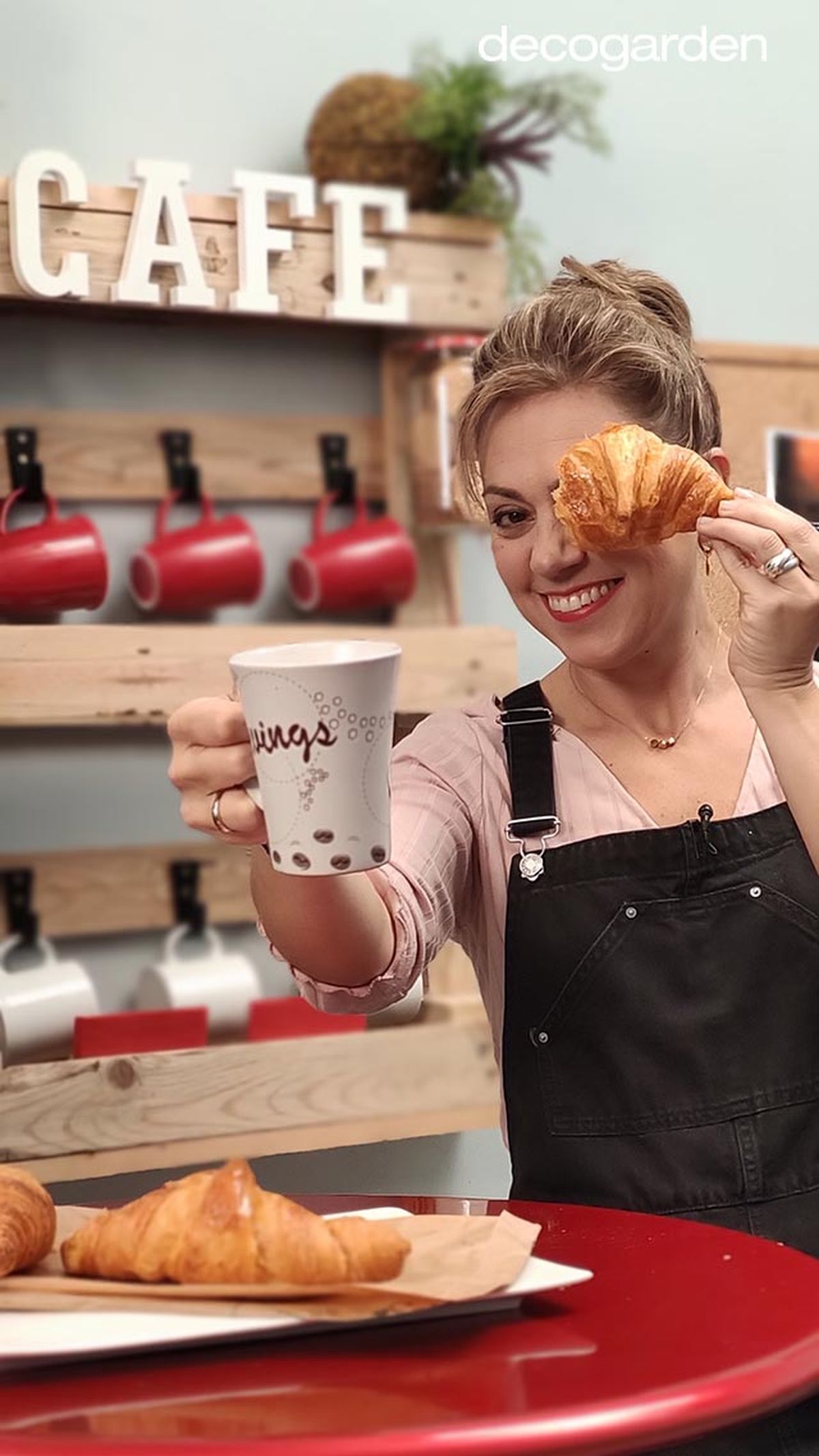 como hacer una estanteria para el cafe con un pale v