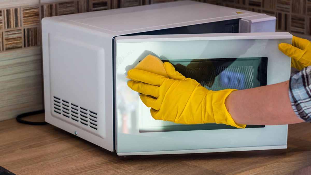 como limpiar el microondas con agua y limon2