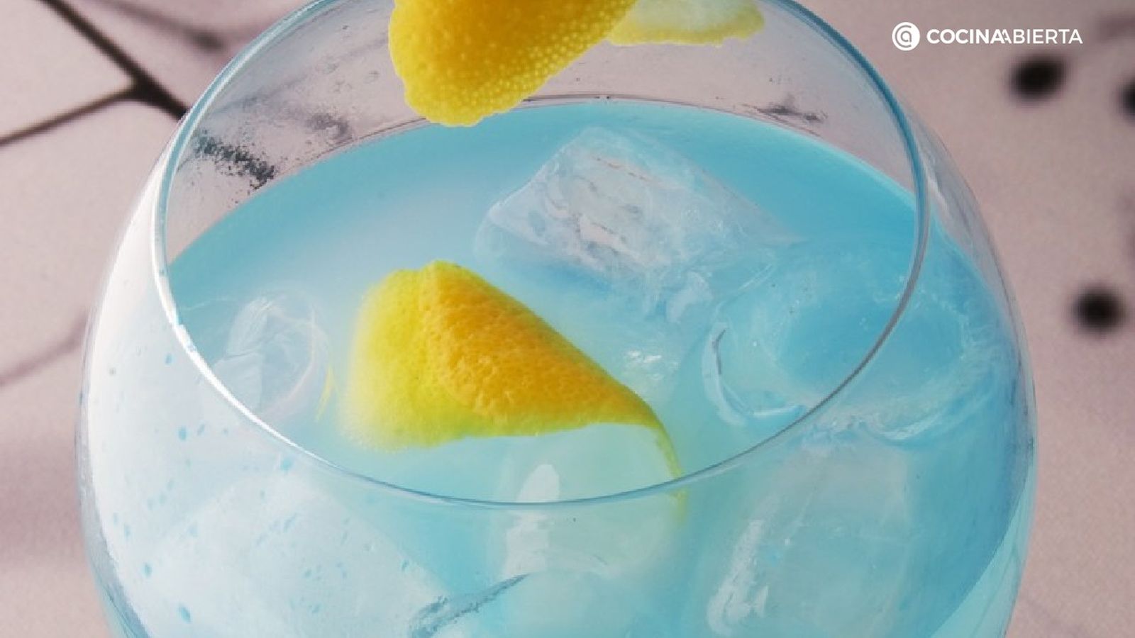 El Gin Blue es un cóctel refrescante elaborado muy fácil de preparar