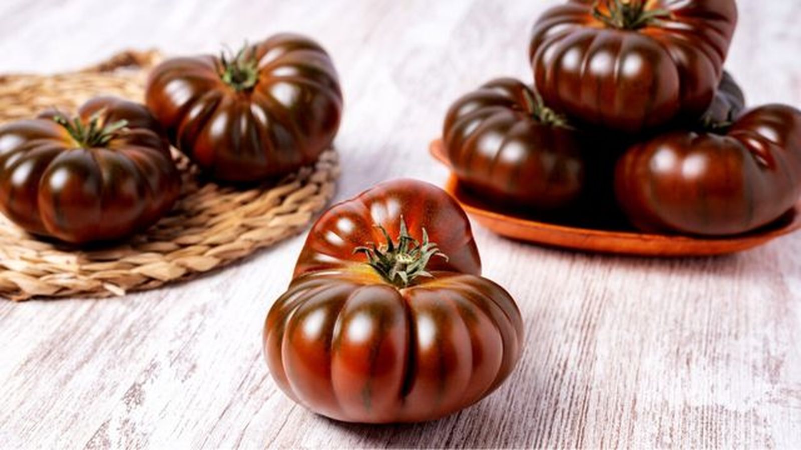 variedad de tomates llamados raf con piel oscura