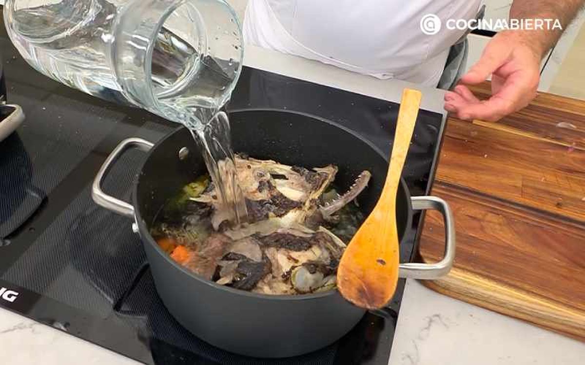 Prepara el fumet con la cabeza del rape