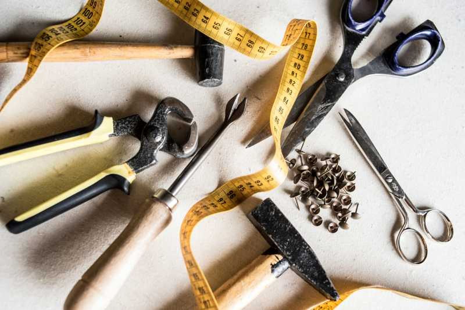 Herramientas útiles para tapizar una silla.