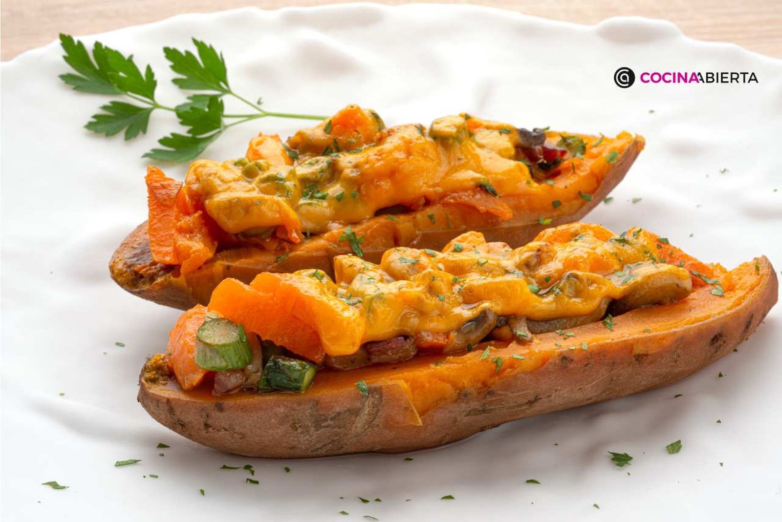 Un plato sencillo y sabroso con verduras, jamón y queso