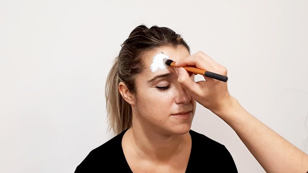 Cómo hacer el maquillaje de Caperucita y el Lobo - paso 1