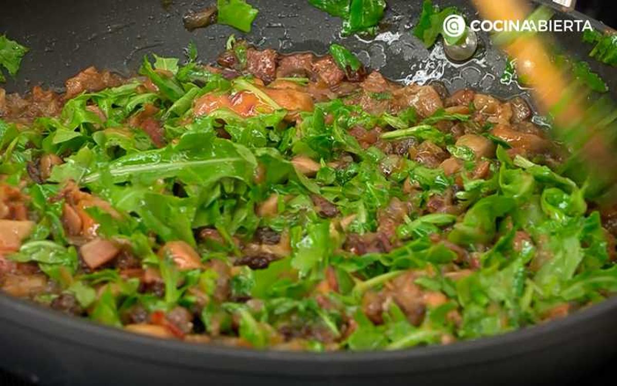 Añade los pistachos y la rúcula