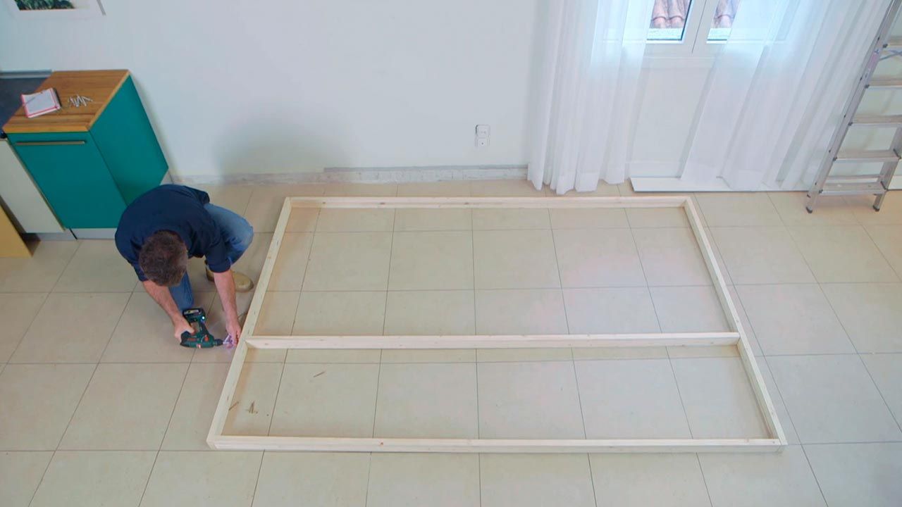 Cómo colocar un tabique de madera paso 3