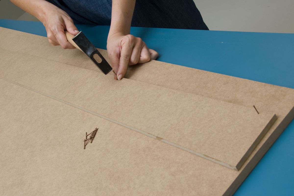 Mesa tradicional decorada con decoupage paso 1