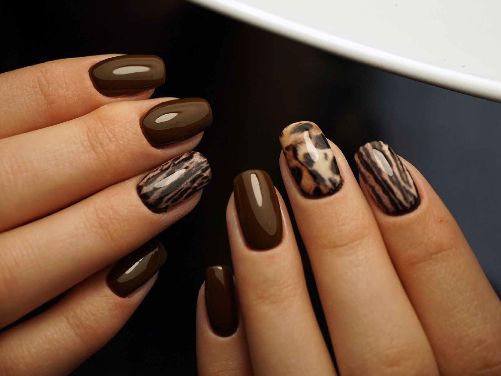 Manicura marrón chocolate con estampado de leopardo