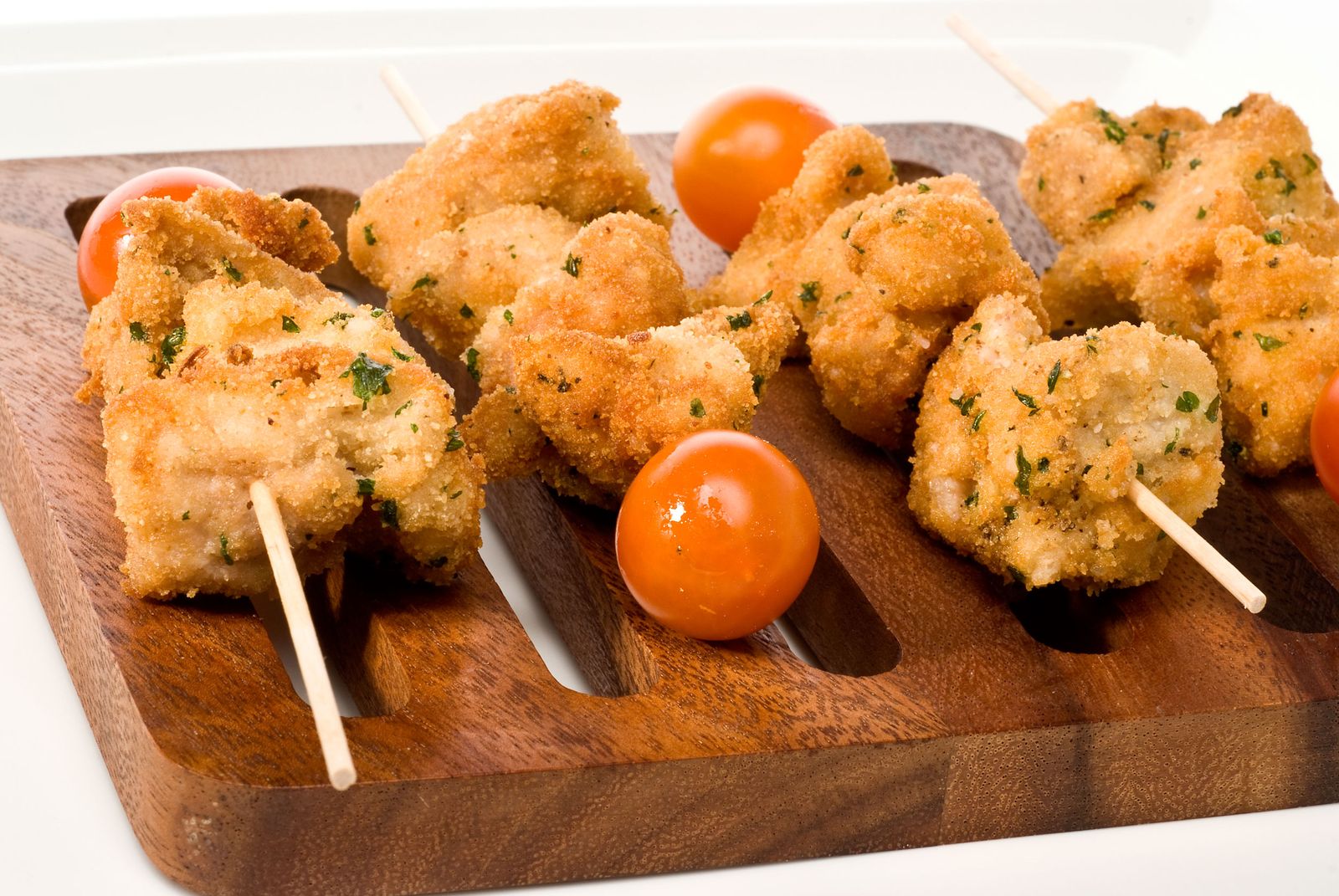 Brochetas de mollejas y tomates cherry