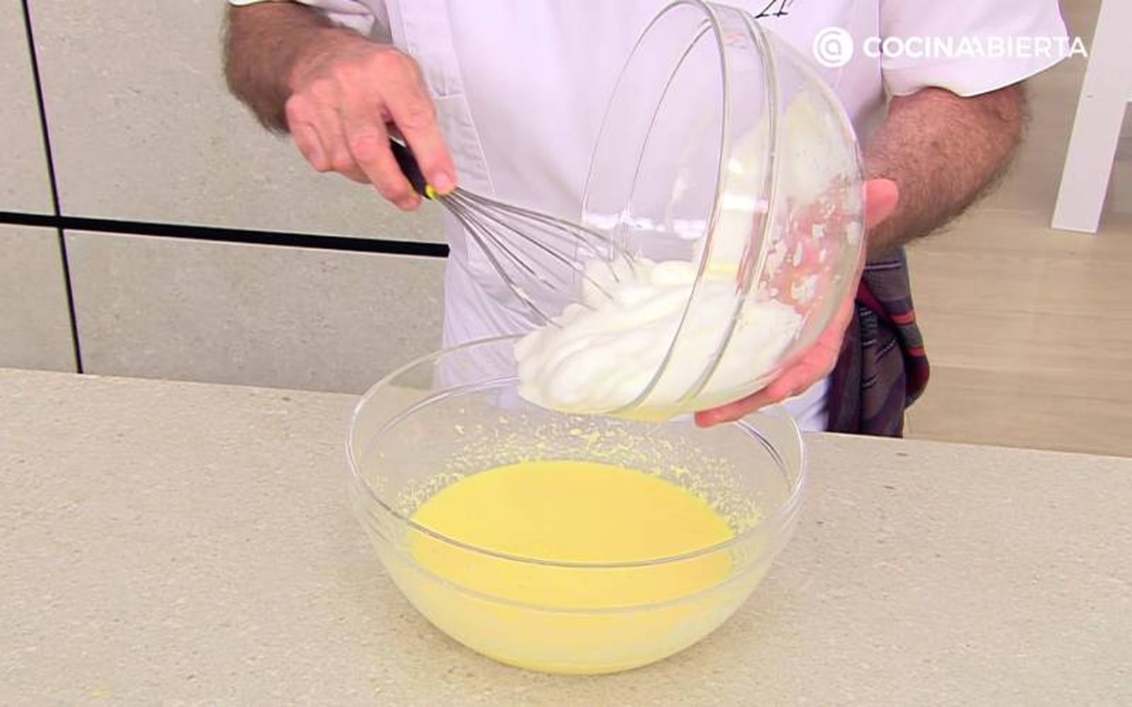 Elaboración de la receta de flan de coco de Karlos Arguiñano - Añade las claras montadas
