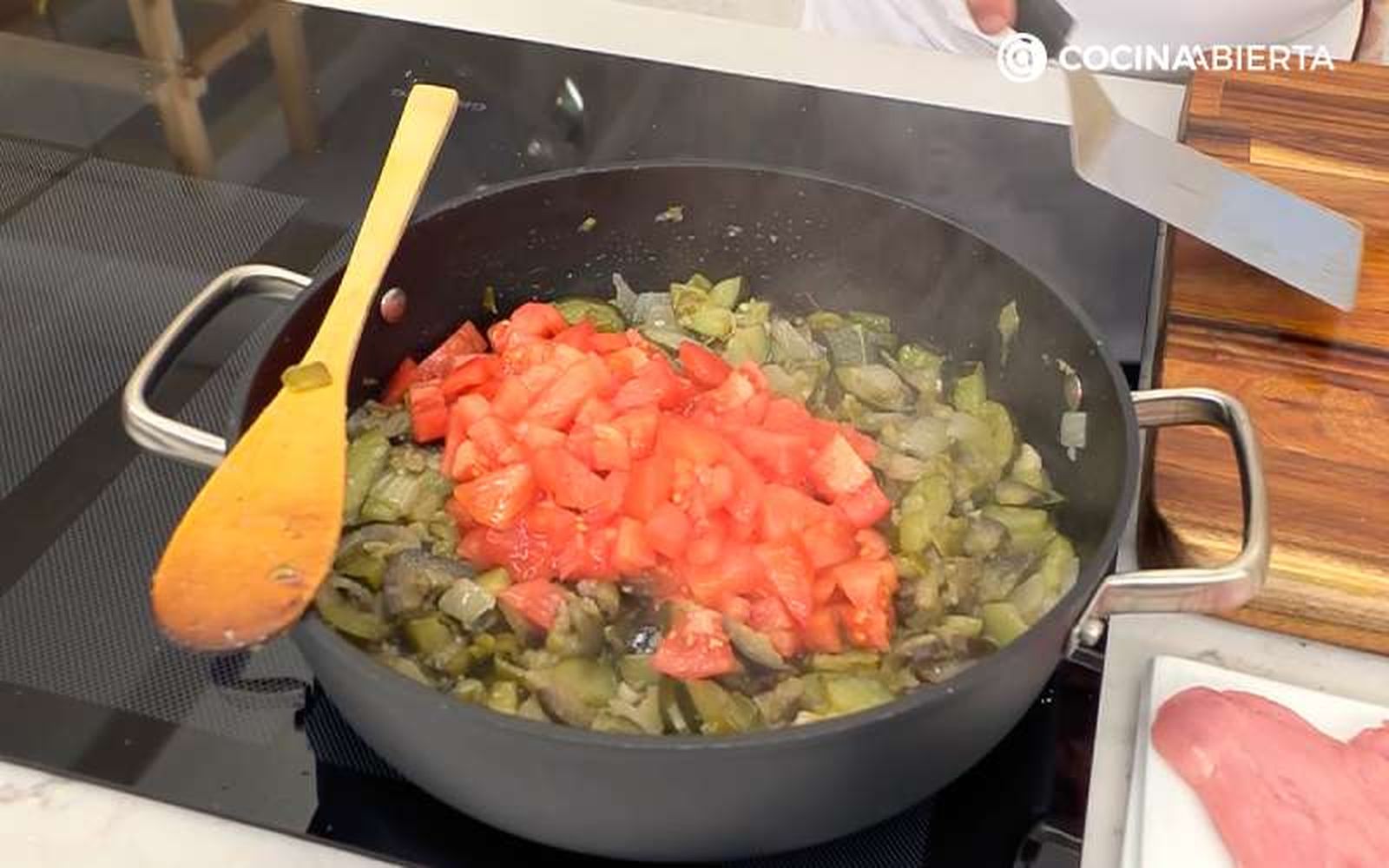 Añade el tomate