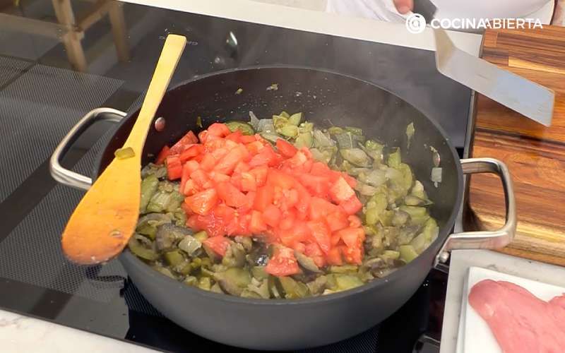 Añade el tomate