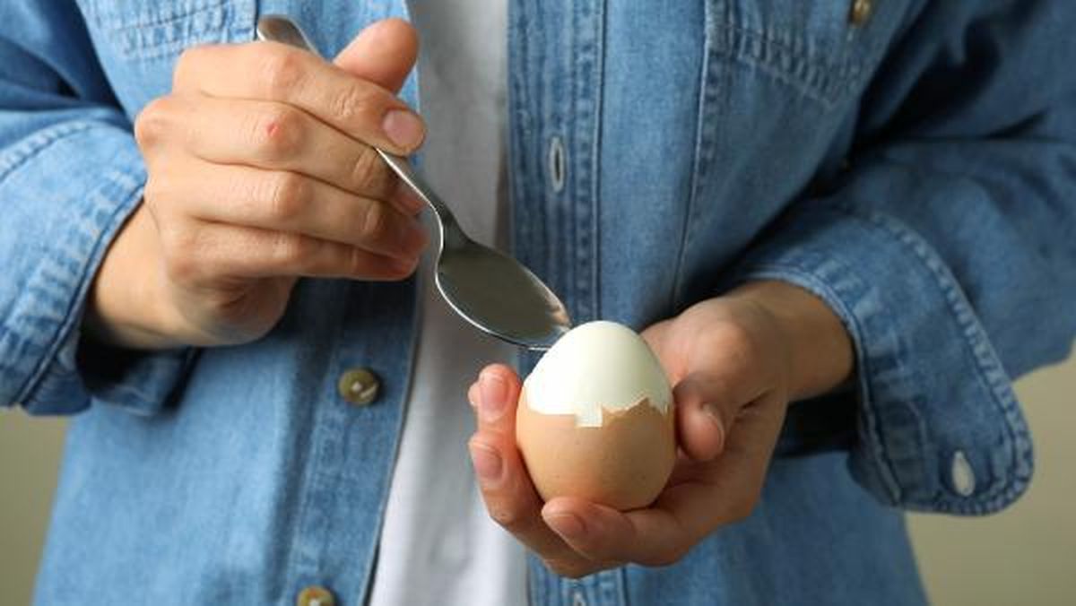 Pelar los huevos duros con cuchara