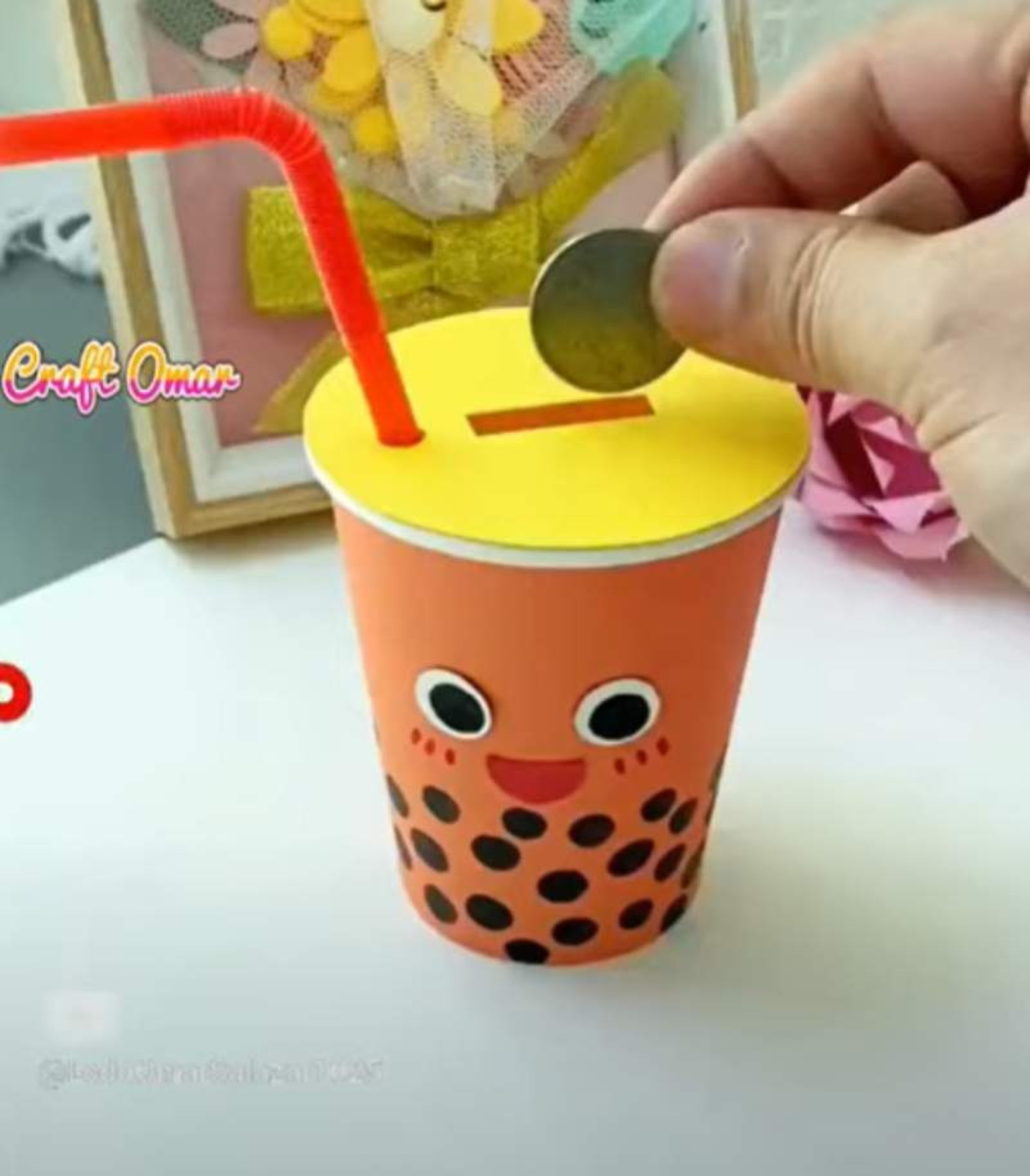 Vaso de plástico convertido en alcancía / YouTube