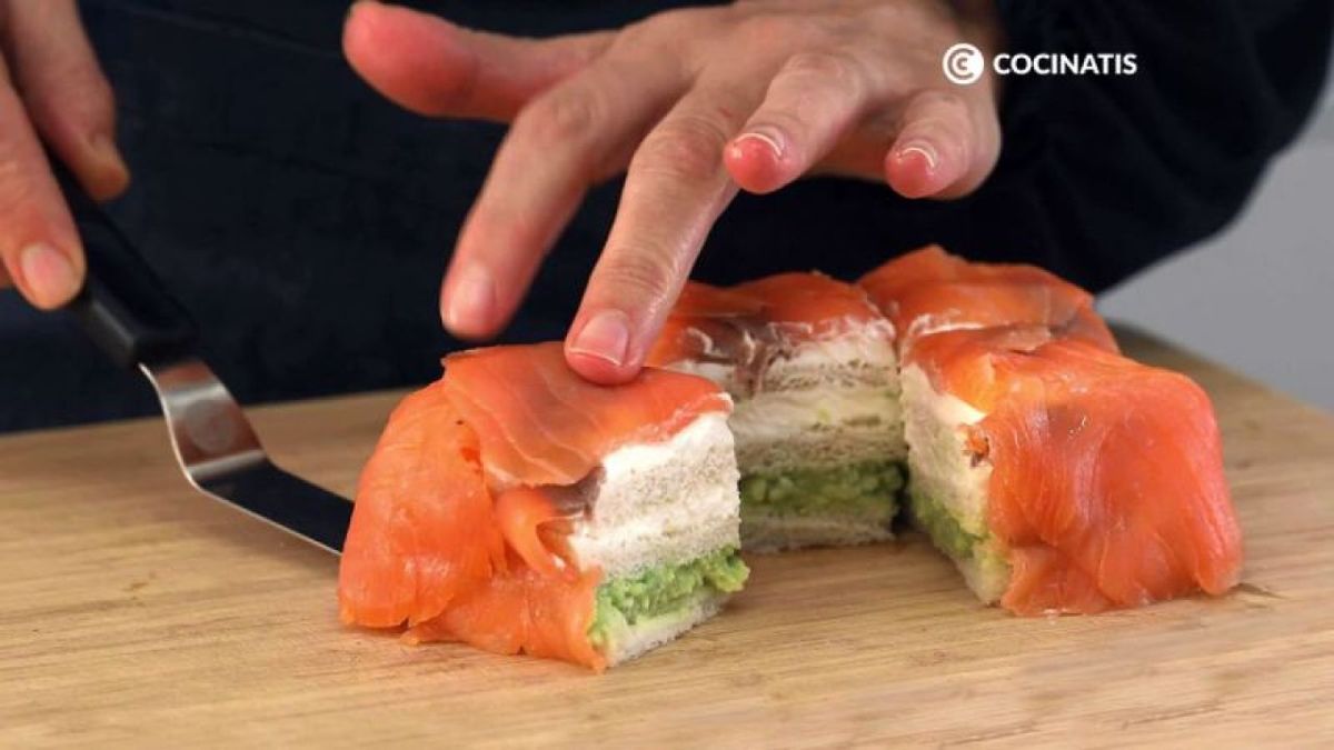 Pastelitos de salmón, queso y aguacate con pan de molde