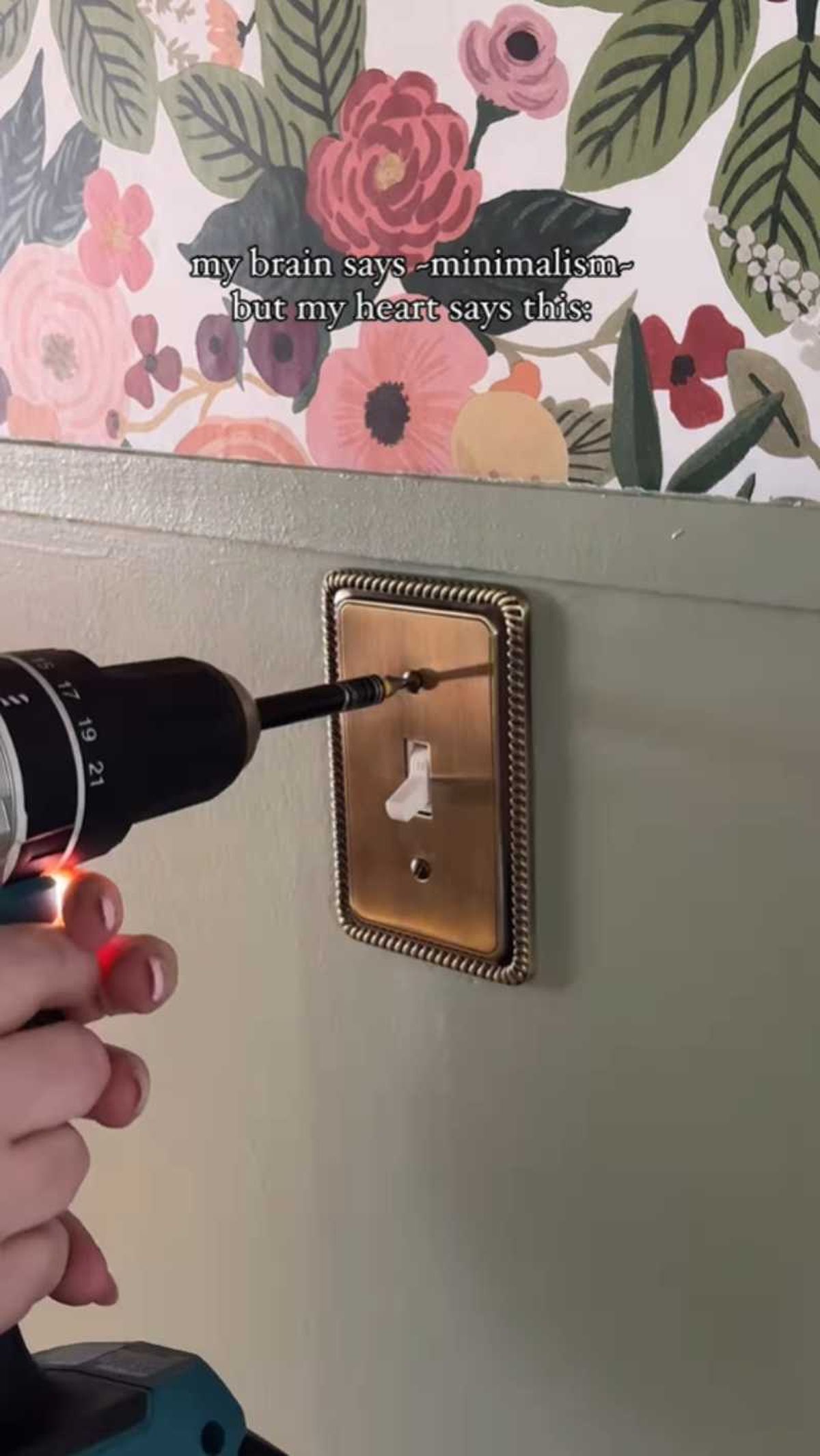 Embellecedores de los interruptores con acabado de oro viejo.