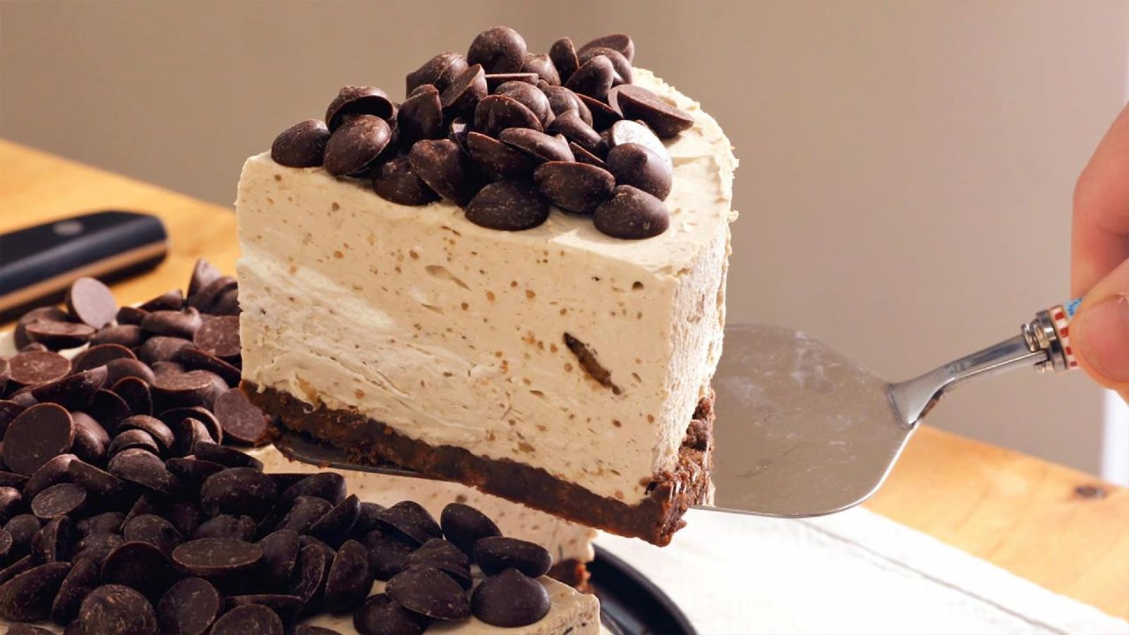Añade chocolate troceado a la tarta antes de desmoldarla; ¡una deliciosa manera de servir este postre!