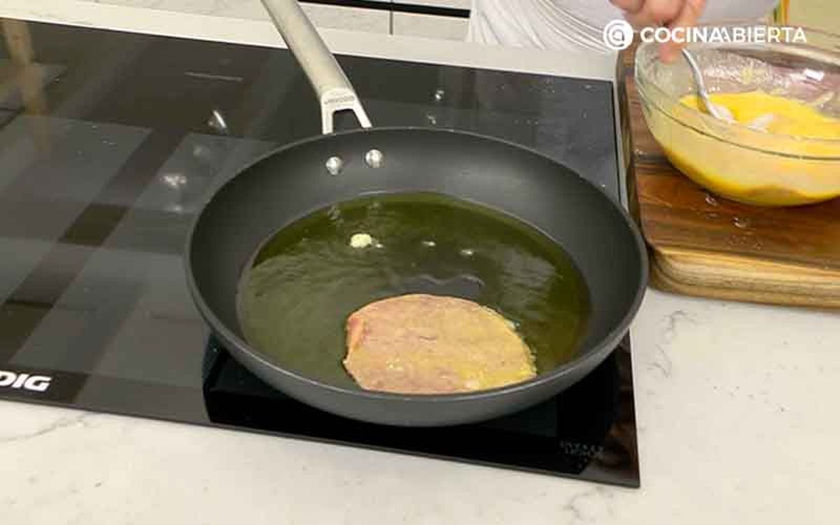 Fríe los filetes de redondo