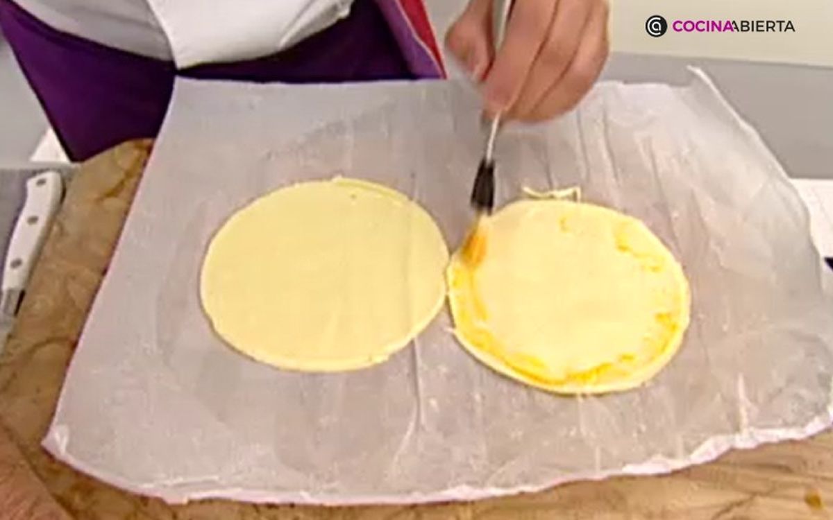 Caldo de año nuevo - pintar los bordes de los hojaldres