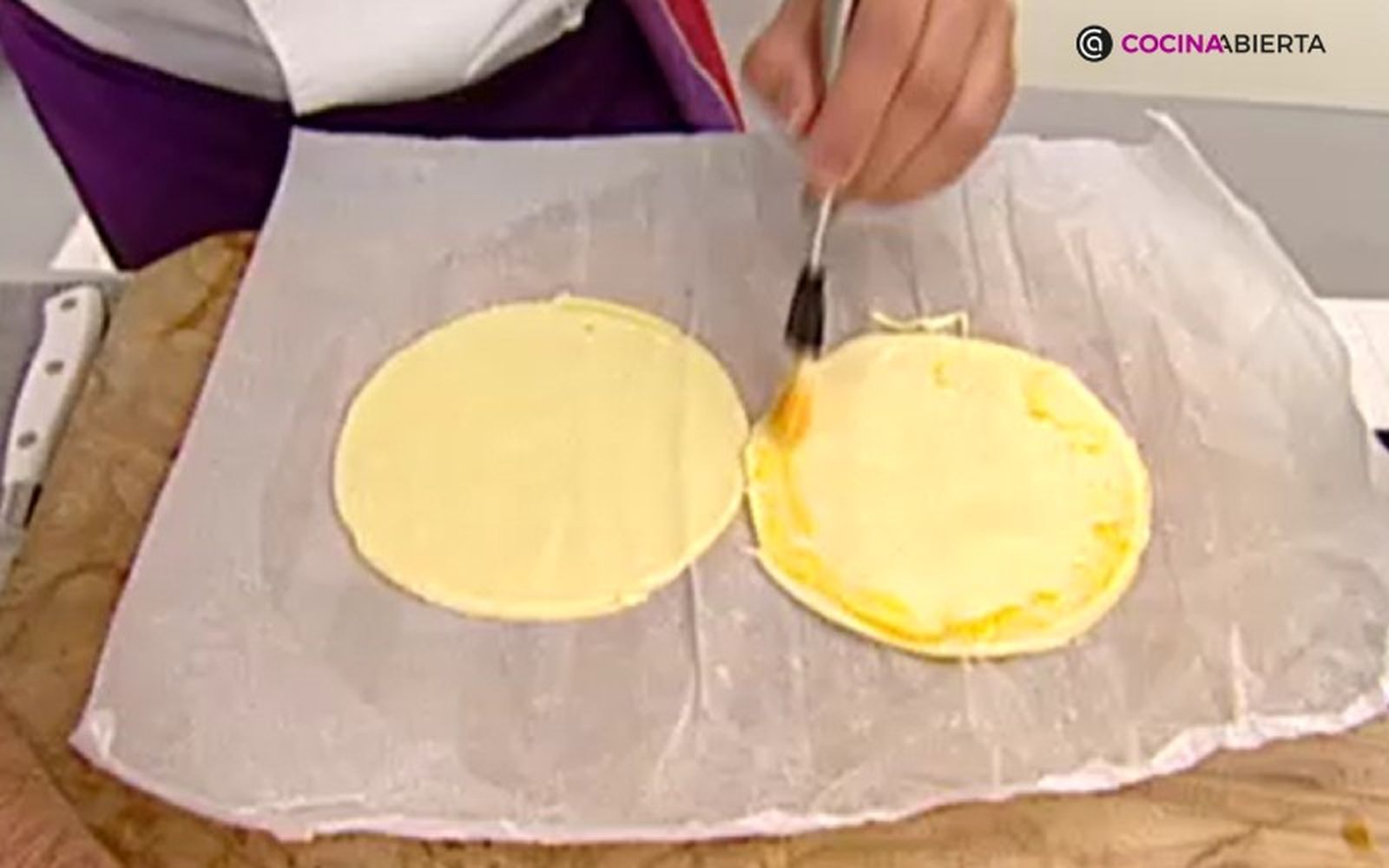 Caldo de año nuevo - pintar los bordes de los hojaldres