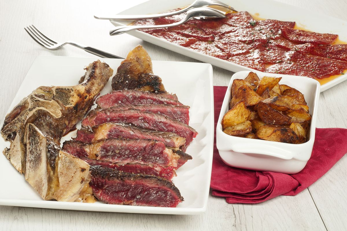 1835 Chuleta en casa, piquillos y patatas al ajo (1019) xl