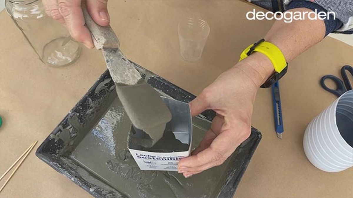 como hacer macetas de cemento paso 5