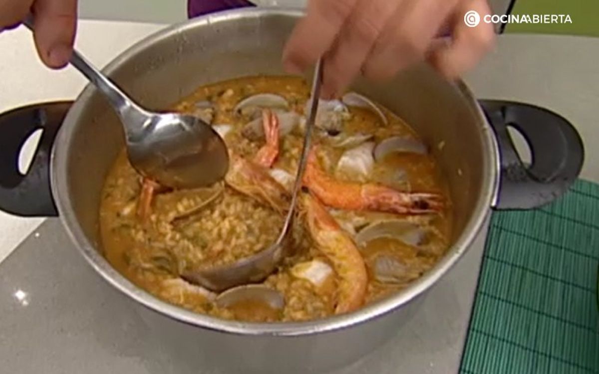 Sirve primero el arroz y luego incorpora el marisco y el pescado