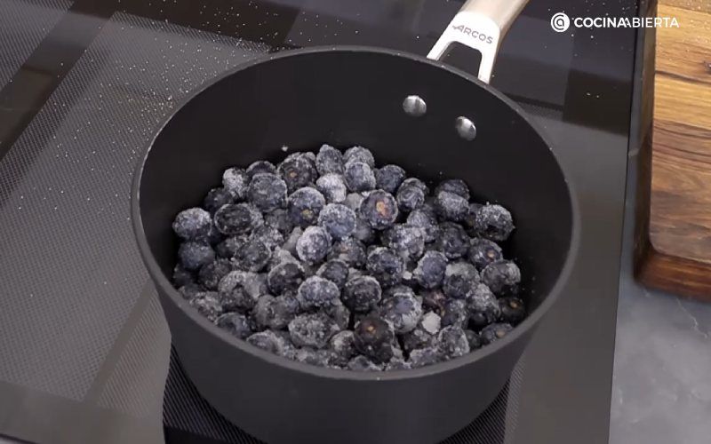 Echa dos cucharadas soperas de azúcar
